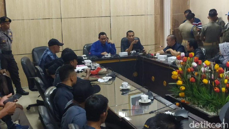 Buruh di Jember Desak DPRD Perjuangan Raperda Penyertaan Modal Rp 5,8 Miliar Buruh di Jember Desak DPRD Perjuangan Raperda Penyertaan Modal Rp 5,8 Miliar