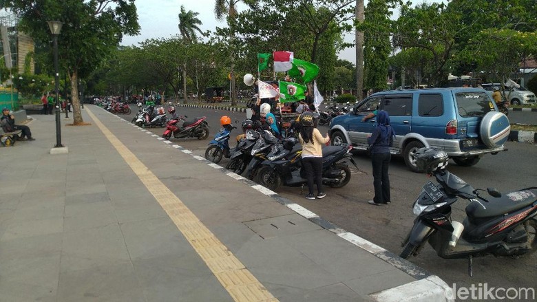 Usai Audiensi Kadisnaker, Massa Buruh Demo di Kantor Bupati Bogor Bubar Usai Audiensi Kadisnaker, Massa Buruh Demo di Kantor Bupati Bogor Bubar
