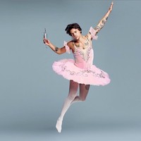 Mempromosikan penampilannya di Saturday Night Live pada 2019, Harry Styles berpose mengenakan busana ballet. Baju feminin warna dusty pink tampak kontras dengan tubuhnya yang atletis dan bertato. Foto: Dok. Instagram/harrystyles