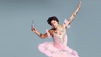 Penampilan Harry Styles kembali menjadi sorotan. Ia terlihat memakai kostum balerina belum lama ini. Foto: Dok. Instagram/harrystyles