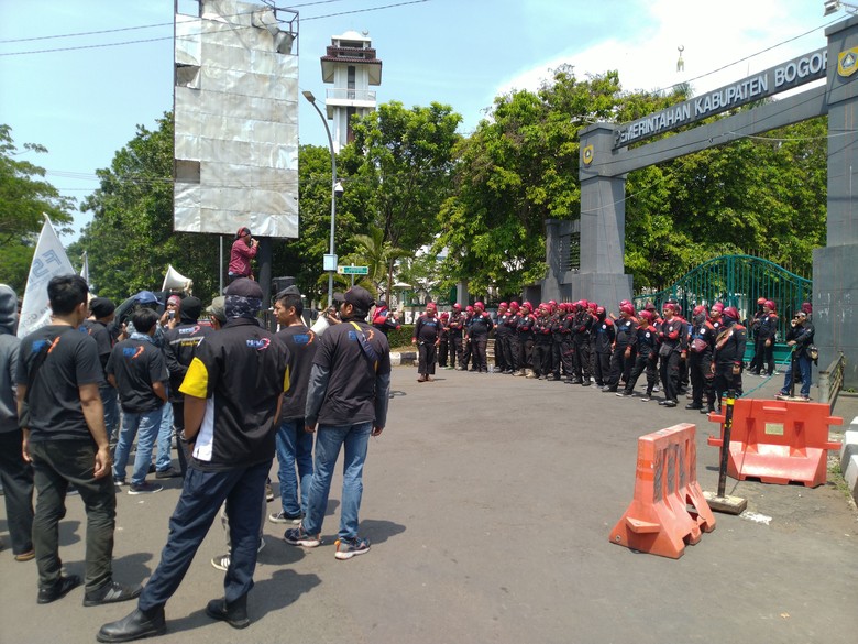 Buruh Demo Tuntut Kenaikan UMK 2020 di Depan Kantor Bupati Bogor Buruh Demo Tuntut Kenaikan UMK 2020 di Depan Kantor Bupati Bogor