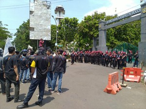 Buruh Demo Tuntut Kenaikan UMK 2020 di Depan Kantor Bupati Bogor