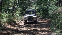 Sepanjang perjalanan, pemandangan alam berupa pohon-pohon pinus memanjakan mata. Penumpang juga disuguhi pemandangan kebun teh PT Perkebunan Nusantara VIII.