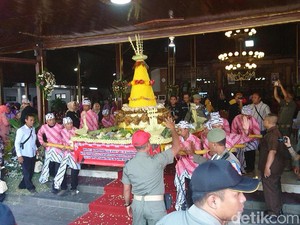 Ratusan Warga Tulungagung Berebut Tumpeng Lanang-Wadon di Pendapa Kongas