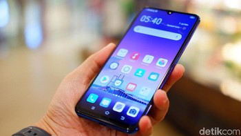 Hadir dengan dengan layar ultra all screen berukuran 6,38 inch. Menggunakan panel Super AMOLED, resolusi Full HD+, always on display dan screen to body mencapai 90%. Foto: Adi Fida Rahman/detikINET