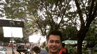 Masih di lokasi syuting, jajanan keripik gurih dan pedas jadi teman ngemilnya, saat Eza sedang menanti bagiannya di dalam film yang dibintanginya. Foto: Instagram @ezagio