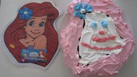 Awalnya sih mau buat kue bertema Ariel dari karakter The Little Mermaid, tapi kok malah terlihat seperti badut ya? Foto: Istimewa