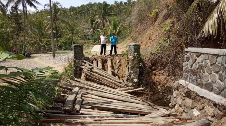 Faktor Usia, Jembatan Roma Penghubung 2 Desa di Ciamis Ambruk Faktor Usia, Jembatan Roma Penghubung 2 Desa di Ciamis Ambruk
