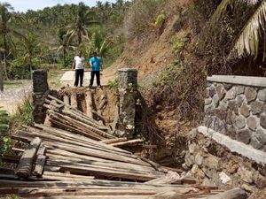Faktor Usia, Jembatan Roma Penghubung 2 Desa di Ciamis Ambruk