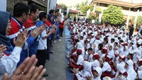 Selain memberikan materi di dalam kelas, kegiatan edukasi tersebut juga digelar di lapangan sekolah.