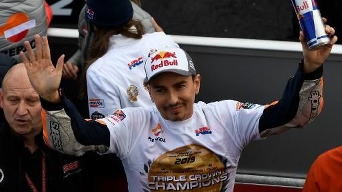 Repsol Honda Teams Spanish rider Jorge Lorenzo waves as he retires after his last MotoGP race of the MotoGP Valencia Grand Prix at the Ricardo Tormo racetrack in Cheste near Valencia, on November 17, 2019. - World champion Marc Marquez clinched his 12th MotoGP victory of the season in final race in Valencia. (Photo by PIERRE-PHILIPPE MARCOU / AFP)