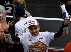 Lorenzo Rasakan Kebebasan Usai Lintasi Garis Finis Terakhir Kalinya