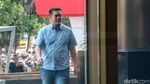 Senyum Putra Menkum HAM saat Akan Diperiksa KPK