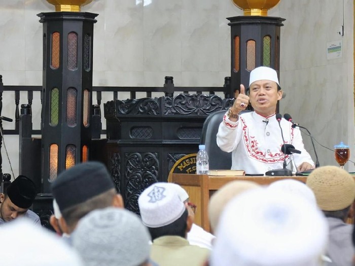 Video ceramah Ustaz Dasad Latif yang berjudul Panitia Hari Kiamat menjadi viral di media sosial. Sang ustaz diketahui berasal dari Sulawesi Selatan.