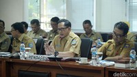 Tito juga menyinggung soal biaya politik yang tinggi yang harus dikeluarkan para calon kepala daerah. Karena itulah, Tito meminta agar pelaksanaan pilkada langsung ini dievaluasi lewat kajian akademik.