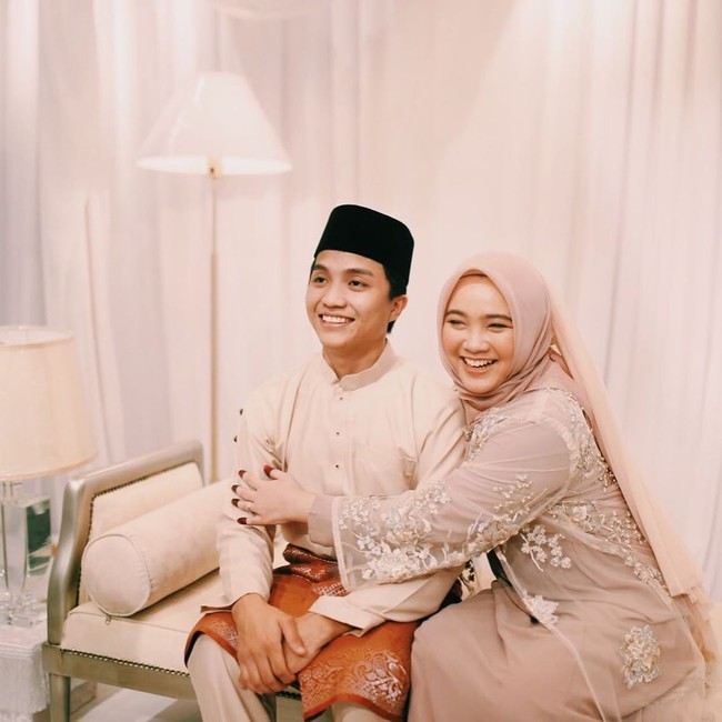 Pasangan muda Amirul dan Airina menikah pada September 2019. Tetapi, pernikahan mereka yang manis hanya berlangsung selama 2 bulan sebelum maut memisahkan satu di antara pasangan ini. Foto: Instagram @ai_pav