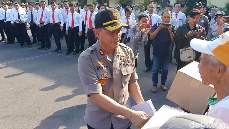 Tukang Becak di Kota Kediri Bisa Minta Makan ke Polisi Jika Lapar Tukang Becak di Kota Kediri Bisa Minta Makan ke Polisi Jika Lapar