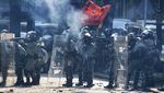 Polisi dan Demonstran Saling Serang di Kampus Hong Kong Polisi dan Demonstran Saling Serang di Kampus Hong Kong