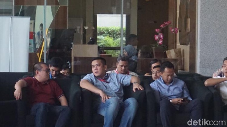 Anak Menkum HAM Penuhi Panggilan KPK di Kasus Suap Walkot Medan Anak Menkum HAM Penuhi Panggilan KPK di Kasus Suap Walkot Medan