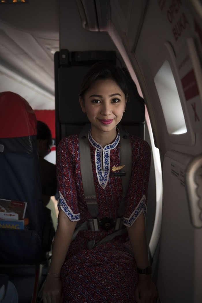 Nggak Sembarangan, Ini Arti Posisi Duduk Pramugari Saat Penerbangan