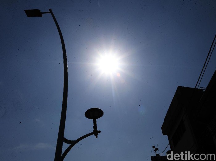 Pemprov DKI Jakarta memasang lampu Penerangan Jalan Umum (PJU) yang baru dengan metode penggunaan tiang gendong. Lampu-lampu itu kini telah dipasang di kawasan Jatinegara.