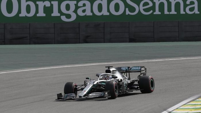 Podium tiga Lewis Hamilton dilucuti karena mendapat penalti lima detik. (Foto: Silvia Izquierdo/AP Photo) Podium tiga Lewis Hamilton dilucuti karena mendapat penalti lima detik. (Foto: Silvia Izquierdo/AP Photo)