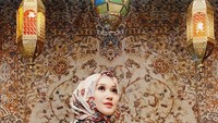 Dian adalah desainer dan selebgram yang eksis di Instagram dengan 5 juta followers. Kabar pernikahan Dian pun disambut bahagia oleh followers dan tentu saja teman-teman terdekatnya. Foto: Instagram dianpelangi