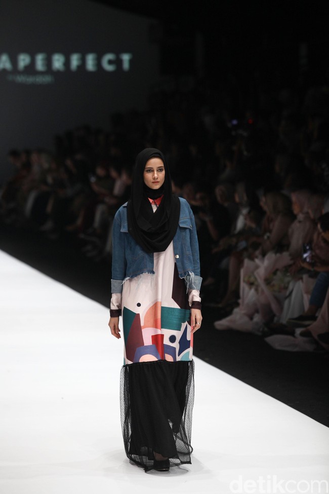 Zaskia Sungkar menampilkan koleksi busana street style dalam fashion show bertema The Front Row di Jakarta Fashion Week 2020, Senayan City, Jakarta. Sabtu [26/10/2019]. Foto: Rifkianto Nugroho/detikcom