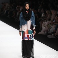 Zaskia Sungkar menampilkan koleksi busana street style dalam fashion show bertema The Front Row di Jakarta Fashion Week 2020, Senayan City, Jakarta. Sabtu [26/10/2019]. Foto: Rifkianto Nugroho/detikcom