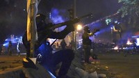 Dilaporkan, bentrok yang terjadi antara polisi dengan pengunjuk rasa tersebut membuat seorang anggota polisi harus mendapatkan perawatan di rumah sakit karena kakinya terluka terkena panah dari pengunjuk rasa. Vincent Yu/AP Photo.