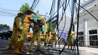 Sejumlah petugas bahu membahu merapikan kabel semrawut di sejumlah kawasan di Jakarta.