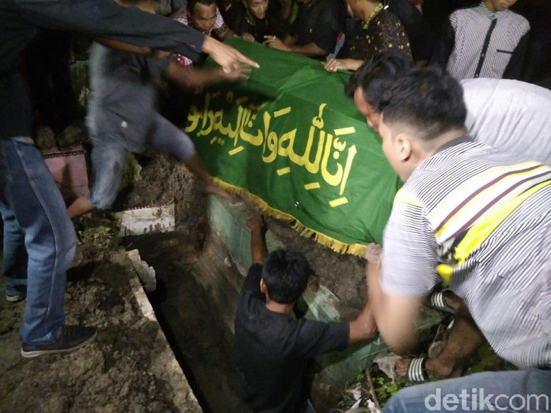 Jenazah Pelaku Bom Bunuh Diri di Medan Akhirnya Dimakamkan Jenazah Pelaku Bom Bunuh Diri di Medan Akhirnya Dimakamkan