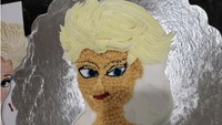 Kue ulang tahun bertema Elsa Frozen ini malah terlihat seperti Dragon Ball Z.  Foto: Istimewa