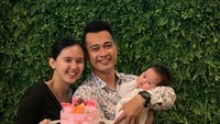 Bersama sang istri dan buah hatinya, Eza tampil keren saat merayakan ulang tahun sang istri dengan cake bernuansa merah muda. Foto: Instagram @ezagio