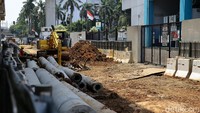 Sejumlah bahan bangunan dan alat berat nampak digunakan oleh pekerja untuk membantu pembangunan jembatan penghubung Stasiun MRT ASEAN dengan halte TransJakarta CSW tersebut.