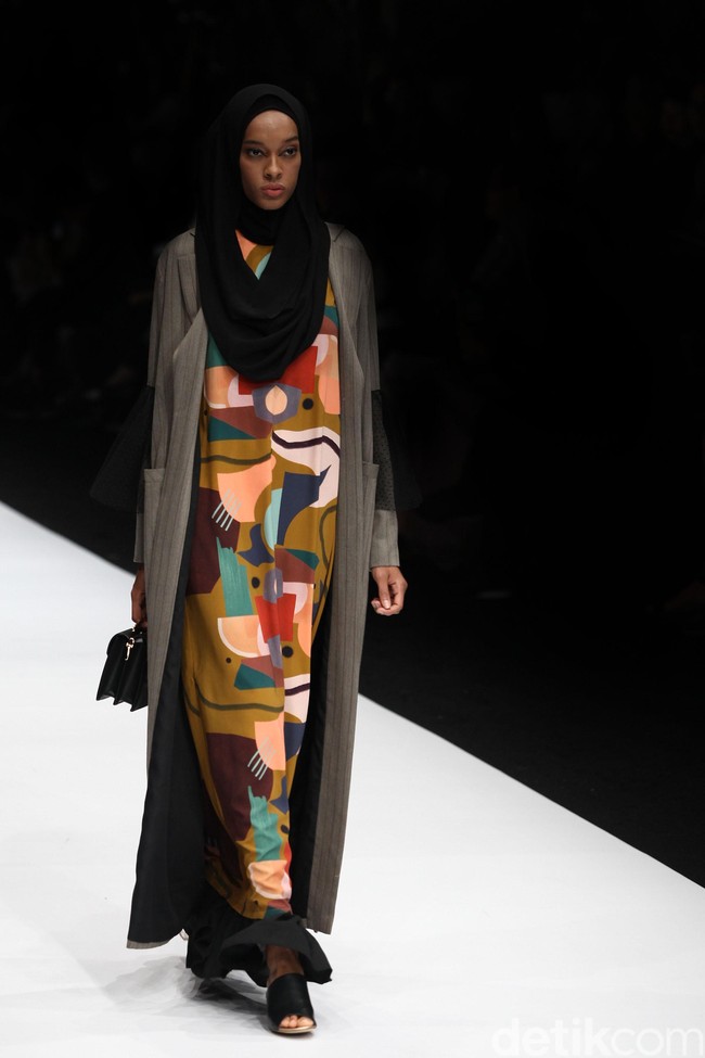 Zaskia Sungkar menampilkan koleksi busana street style dalam fashion show bertema The Front Row di Jakarta Fashion Week 2020, Senayan City, Jakarta. Sabtu [26/10/2019]. Foto: Rifkianto Nugroho/detikcom