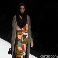 Zaskia Sungkar menampilkan koleksi busana street style dalam fashion show bertema The Front Row di Jakarta Fashion Week 2020, Senayan City, Jakarta. Sabtu [26/10/2019]. Foto: Rifkianto Nugroho/detikcom