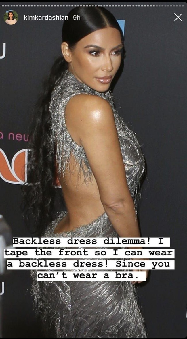 Body tape atau plester payudara tersebut menurut Kim juga bisa membuat payudara menjadi lebih terangkat. Sehingga meskipun tidak memakai bra, penampilan payudara di balik busana, tidak turun atau kendur. Body tape ini kata kakak Kendall dan Kylie Jenner itu bisa menjadi solusi saat mengenakan busana backless, sehingga payudara tetap tampak terangkat meskipun tidak memakai bra. Foto: Dok. Instagram Kim Kardashian
