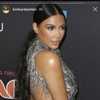 Body tape atau plester payudara tersebut menurut Kim juga bisa membuat payudara menjadi lebih terangkat. Sehingga meskipun tidak memakai bra, penampilan payudara di balik busana, tidak turun atau kendur. Body tape ini kata kakak Kendall dan Kylie Jenner itu bisa menjadi solusi saat mengenakan busana backless, sehingga payudara tetap tampak terangkat meskipun tidak memakai bra. Foto: Dok. Instagram Kim Kardashian