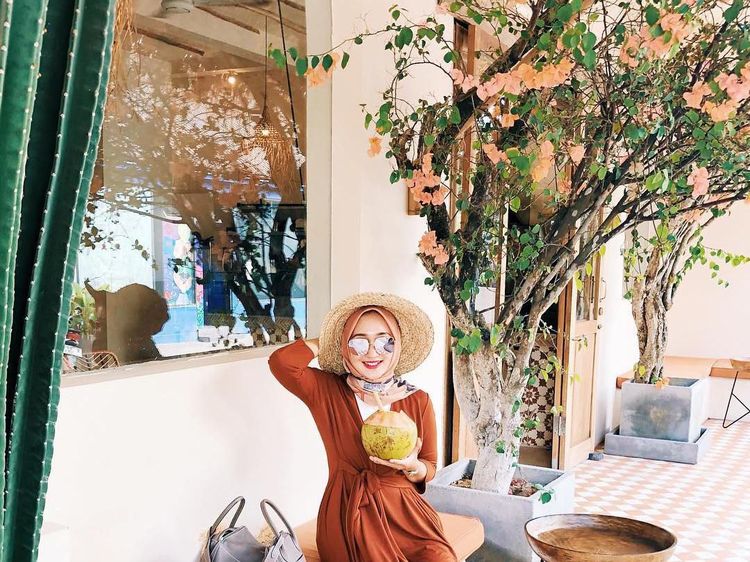 Resmi Menikah Lagi! Ini Dian Pelangi yang Hobi Kulineran Seru