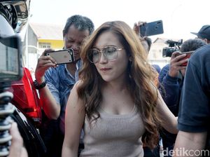 Ayu Ting Ting, Pilih Ivan Gunawan atau Robby Purba?