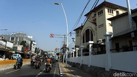 Lampu yang menyorot ke jalan berdaya 200 watt. Sementara lampu yang menyinari trotoar berdaya 80 watt.