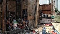 Menurut Syamsul, dalam setiap pertemuan, warga meminta agar direlokasi ke tempat lain, agar mereka dapat berusaha kembali. Namun, jika permintaan relokasi itu masih di lahan fasilitas umum dan fasilitas sosial, pemerintah juga tidak bisa memberikan bantuan relokasi.