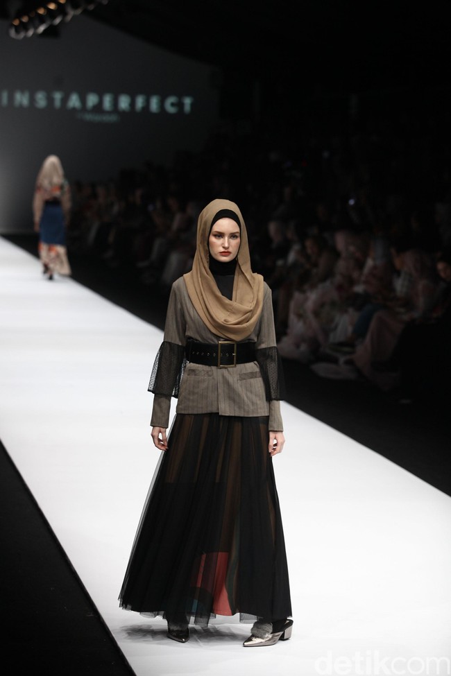 Zaskia Sungkar menampilkan koleksi busana street style dalam fashion show bertema The Front Row di Jakarta Fashion Week 2020, Senayan City, Jakarta. Sabtu [26/10/2019]. Foto: Rifkianto Nugroho/detikcom