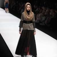 Zaskia Sungkar menampilkan koleksi busana street style dalam fashion show bertema The Front Row di Jakarta Fashion Week 2020, Senayan City, Jakarta. Sabtu [26/10/2019]. Foto: Rifkianto Nugroho/detikcom