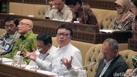 Di kepolisian jabatan kombes juga numpuk sekali. Belum lagi di kementerian, misalnya Kemendagri itu 7.224 itu pegawainya rebutan, di eselon I aja 20, eselon II-III-nya hanya 100, bayangkan, sebut Tjahjo.