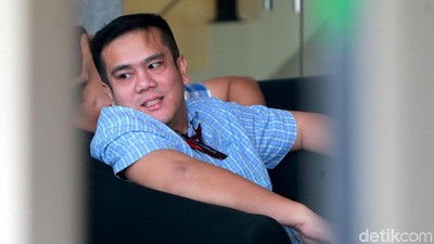 Senyum Putra Menkum HAM saat Akan Diperiksa KPK