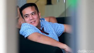 Senyum Putra Menkum HAM saat Akan Diperiksa KPK