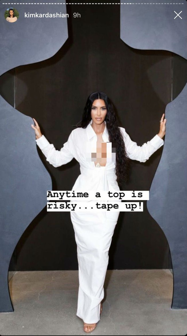 Mempromosikan produk terbaru dari lini shapewear atau pakaian dalam pembentuk tubuh miliknya, SKIMS, Kim mengunggah deretan foto rahasia penampilan seksinya saat memakai busana berbelahan dada rendah. Foto: Dok. Instagram Kim Kardashian