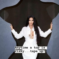 Mempromosikan produk terbaru dari lini shapewear atau pakaian dalam pembentuk tubuh miliknya, SKIMS, Kim mengunggah deretan foto rahasia penampilan seksinya saat memakai busana berbelahan dada rendah. Foto: Dok. Instagram Kim Kardashian